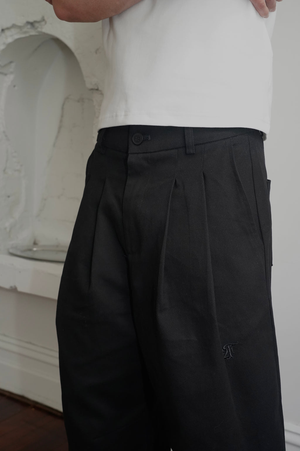 pleated pants — black