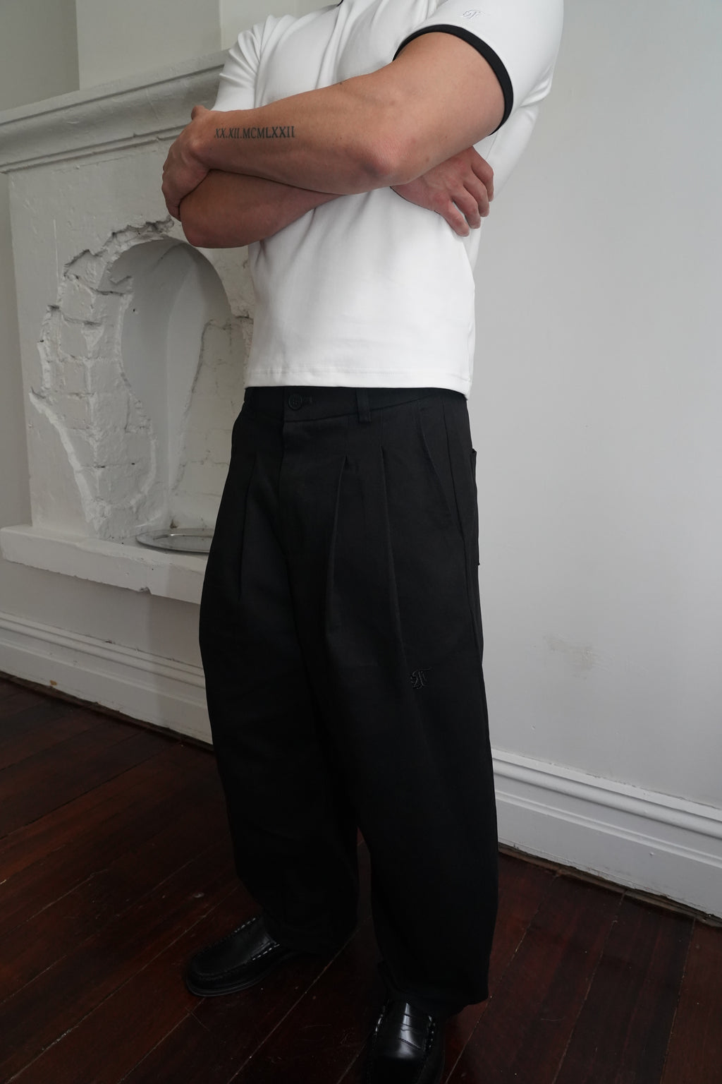 pleated pants — black