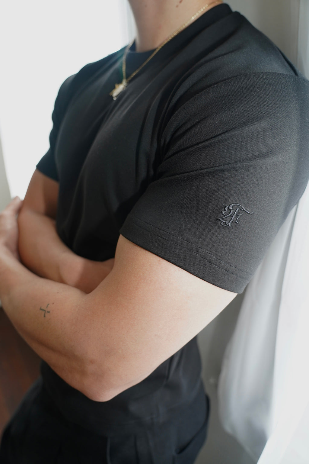 milano fitted tee — black